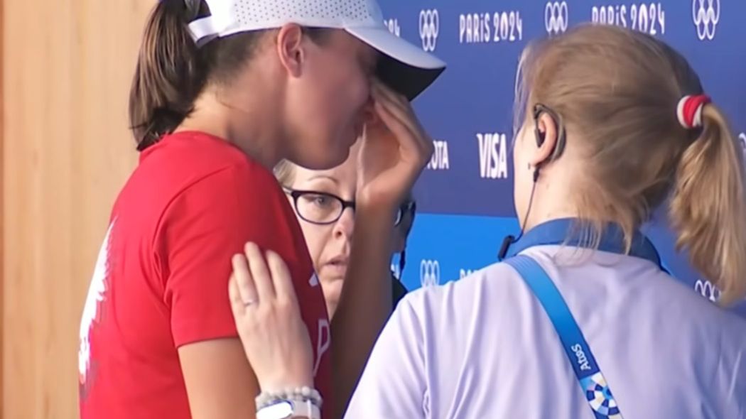 Na zdjęciu: zapłakana Iga Świątek