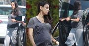 Zmęczona Mila Kunis w 8. miesiącu ciąży (FOTO)