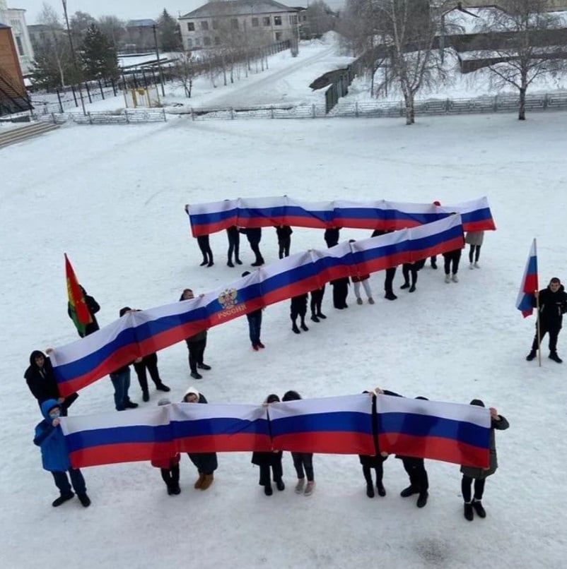 Zmanipulowani Rosjanie demonstrują poparcie dla swoich wojsk w Ukrainie 