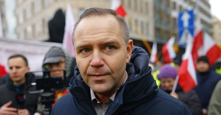 62 procent badanych przeciw. Nowy sondaż, także w sprawie Nawrockiego