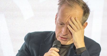 Emocje w studio TVN24. Piasecki: "ludzie łapią się za głowy"