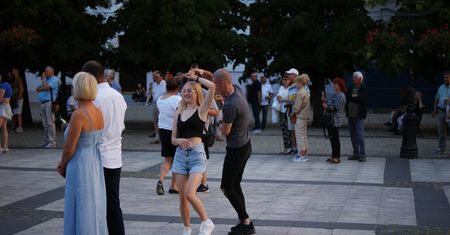 Dj Vika przyciągnęła tłumy na piątkową „Potańcówkę na Starówce”