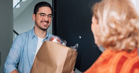 Ważna zmiana dla seniorów od 1 listopada. Rząd zapłaci za usługi sąsiedzkie