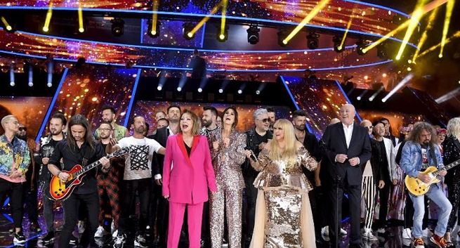 Festiwal w Opolu z wpadkami. "Na scenie udawany luz i drewniany Sierocki"