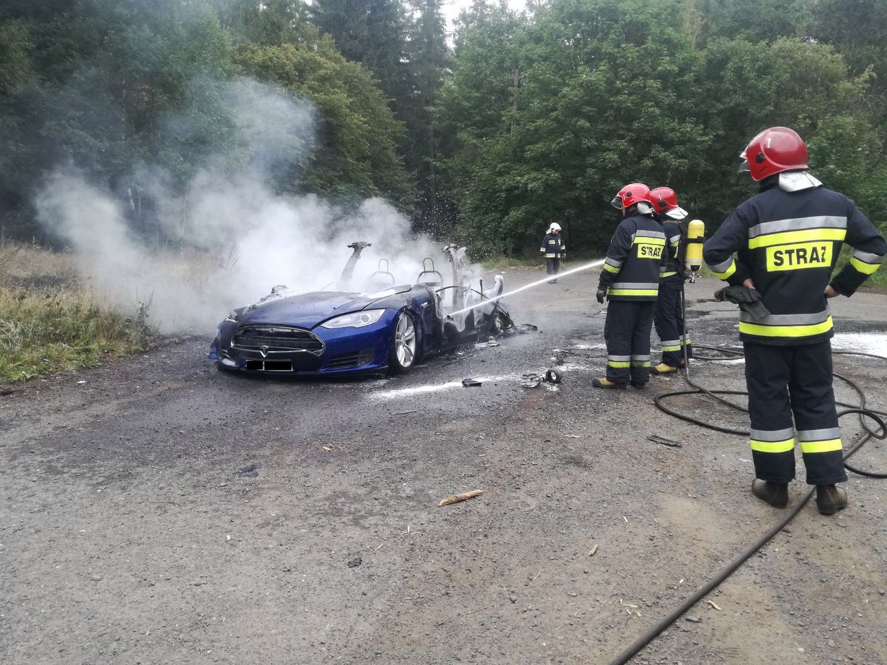 Dobrze, że strażacy wiedzieli, jak się zachować gasząc teslę model s