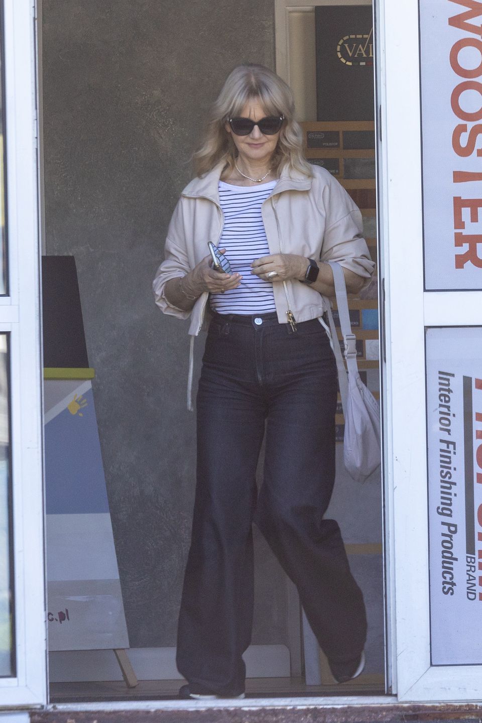 Grażyna Torbicka w sklepie z farbami