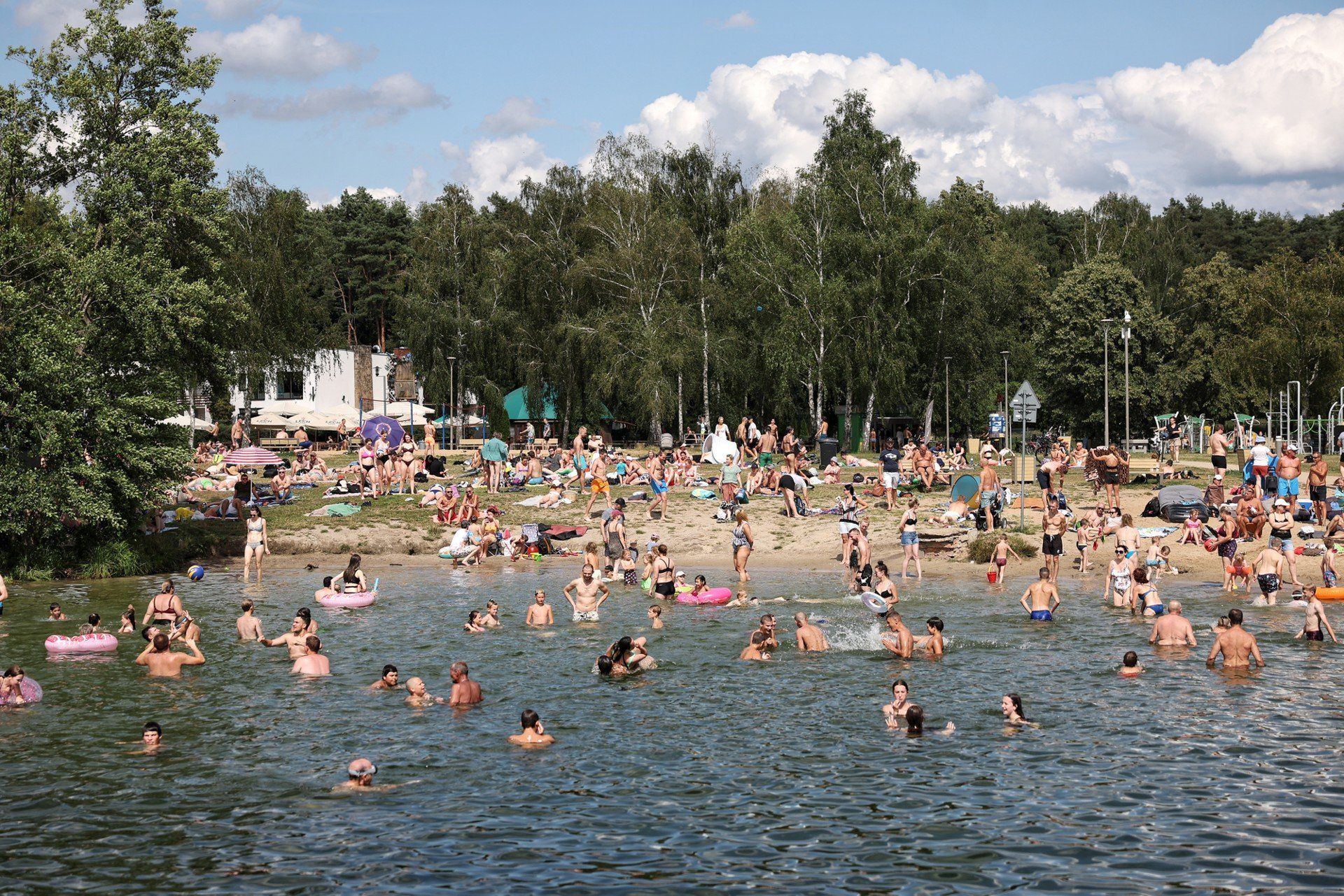 Lipiec 2025 to na razie sinusoida – po kilku chłodniejszych dniach za sprawą niżu genueńskiego Polskę czeka powrót gorącego powietrza. Synoptycy ostrzegają: upały wrócą szybciej, niż myślisz, a temperatury mogą przekroczyć nawet 33°C w cieniu. Sprawdź, kiedy dokładnie nadejdzie fala gorąca, gdzie będzie najgoręcej i jak się przygotować.