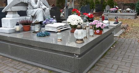 Prawo do nagrobka przejdzie na cmentarze. Kościół jest przeciw