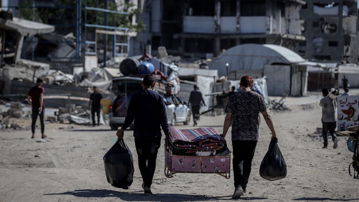 GAZA STRIP - MAY 21: Palestinian residents flee the conflict zones by car, on donkey carts, and on foot, carrying their belongings to safer areas following intense Israeli military attacks on the Jabalia Refugee Camp in northern Gaza on May 21, 2025. (Photo by Saeed M. M. T. Jaras/Anadolu via Getty Images)