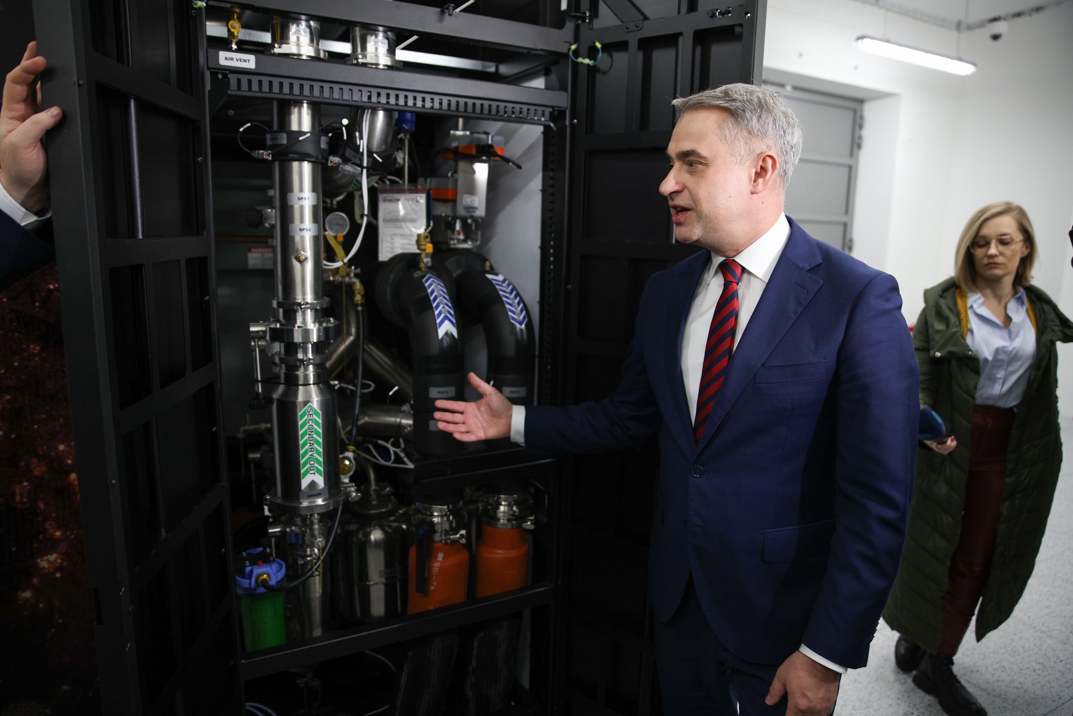 Kraków, 20.11.2024. Wicepremier, minister cyfryzacji, pełnomocnika Rządu ds. Cyberbezpieczeństwa Krzysztof Gawkowski (2P) przy superkomputerze Helios w siedzibie Akademickiego Centrum Komputerowego CYFRONET AGH w Krakowie, 20 bm. Minister cyfryzacji wziął udział w konferencji prasowej nt. wsparcia budowy pierwszej w Polsce Fabryki Sztucznej Inteligencji, która ma powstać w ACK Cyfronet. (jm) PAP/Łukasz Gągulski