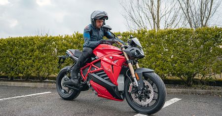 Powiesz motocyklowi, co ma zrobić. Energica pracuje nad komendami głosowymi