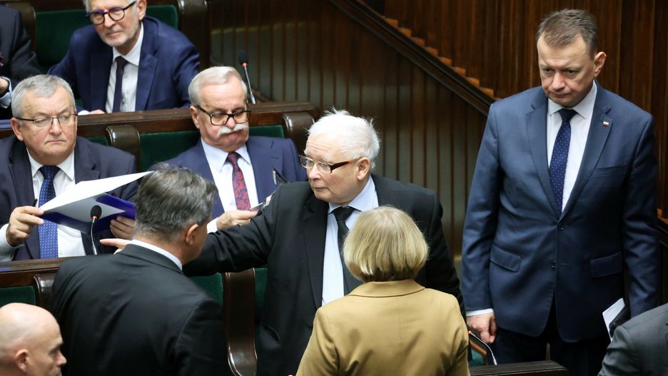 Jarosław Kaczyński z posłami PiS w Sejmie
