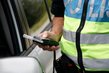 Kutno: Nietrzeźwy kierowca i bez uprawnień zatrzymany przez policję. Miał ponad 1,5 promila!