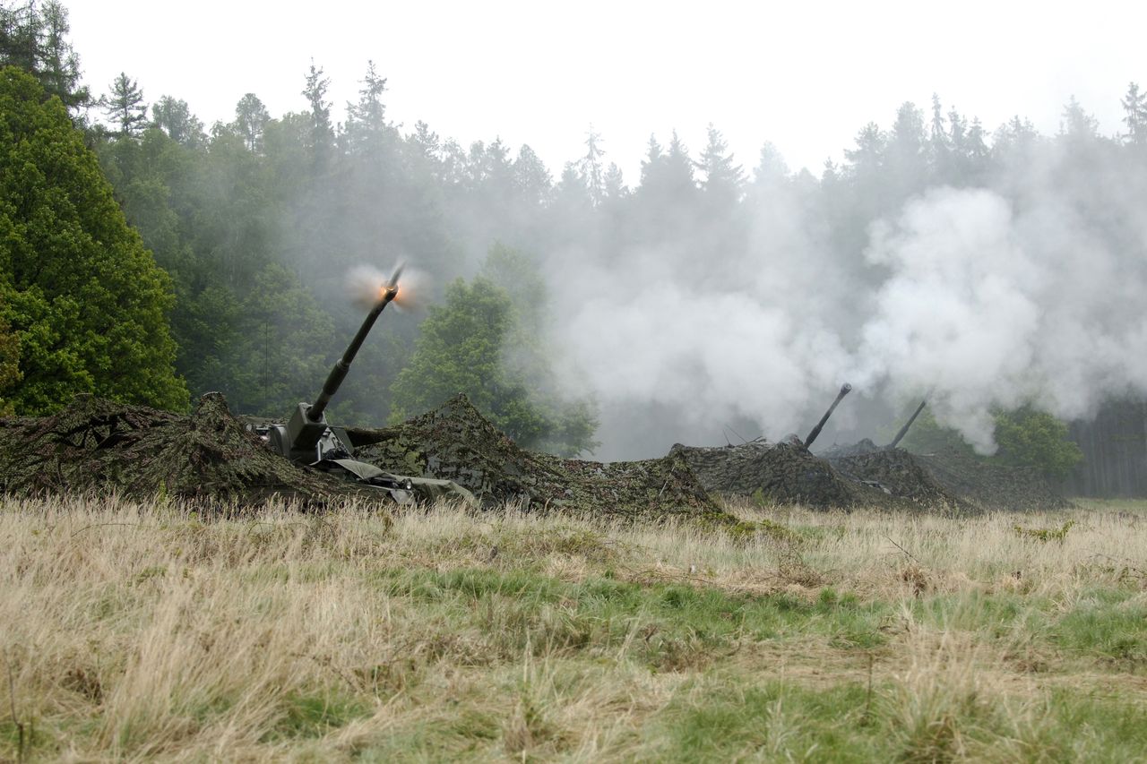 Zamaskowane AS-90 prowadzące ostrzał na ćwiczeniach NATO w Czechach. 