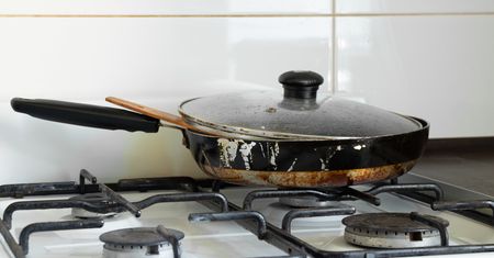 Patent na czystą patelnię. Posyp, a spalenizna odejdzie bez problemu