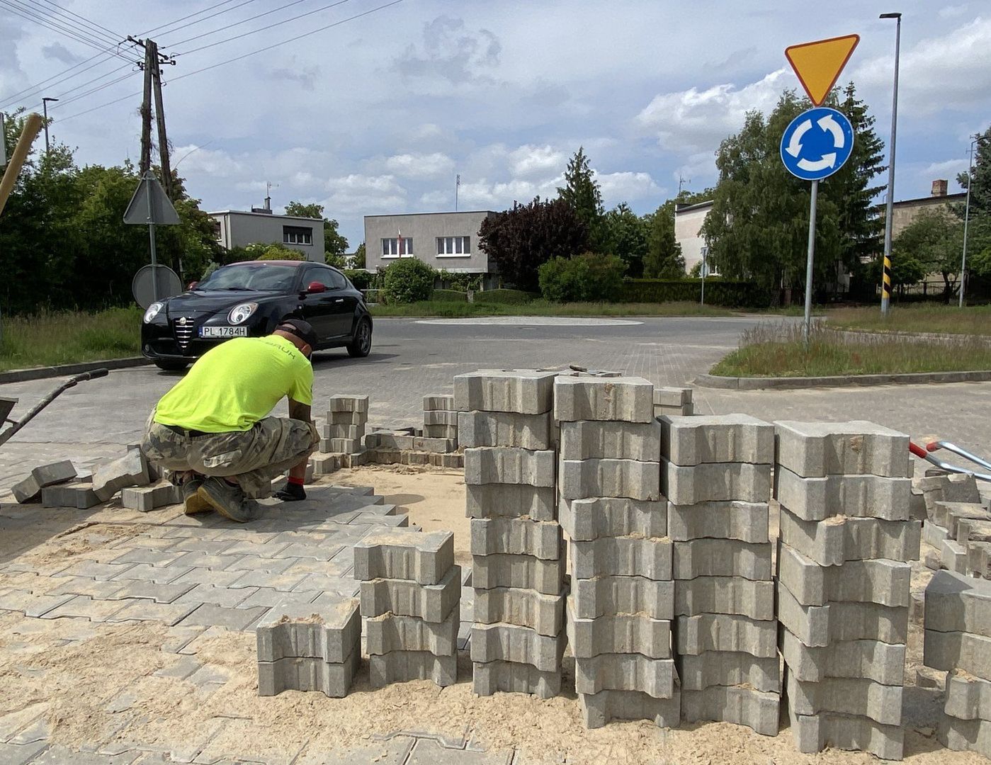 Samorząd Leszna zlecił budowę bloków za ponad 7 800 000 złotych z dofinansowaniem w wysokości 6 300 000 złotych. Budynki stoją przy ulicy Gajowej, która właśnie otrzymała nową nawierzchnię