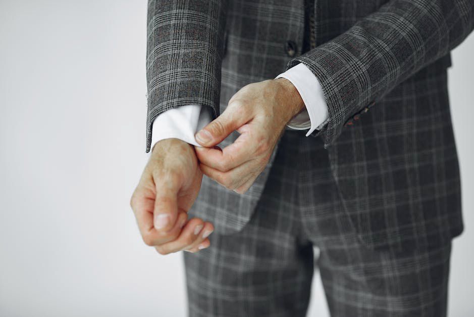 Jak stylizować męski garnitur w kratę?