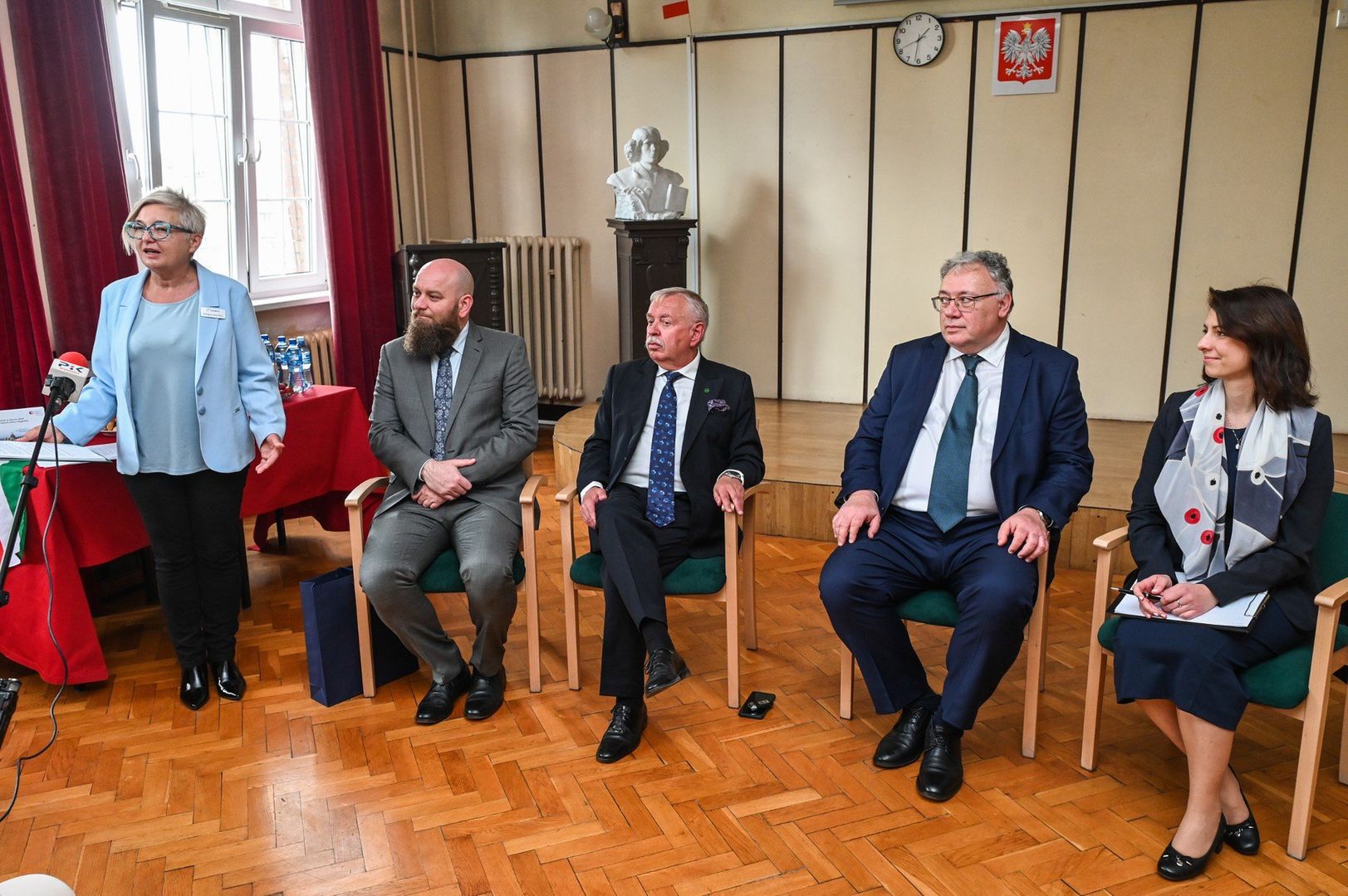 W piątek, 23 maja, w II LO w Bydgoszczy odbyła się konferencja prasowa, podczas której przedstawiciele korpusu dyplomatycznego opowiedzieli o tym, jak w praktyce wygląda praca w dyplomacji, jakie umiejętności są potrzebne oraz jakie ścieżki kariery otwiera przed młodzieżą kształcenie w tym kierunku. 