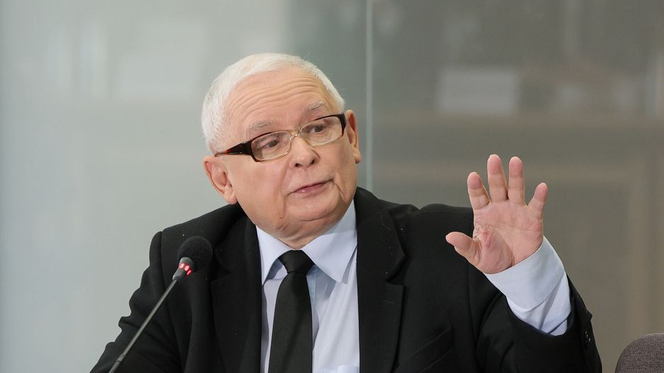 Komisja śledcza ds. Pegasusa przegłosowała wniosek o ukaranie świadka Jarosława Kaczyńskiego. Ma to związek z uchyleniem się od złożenia przyrzeczenia