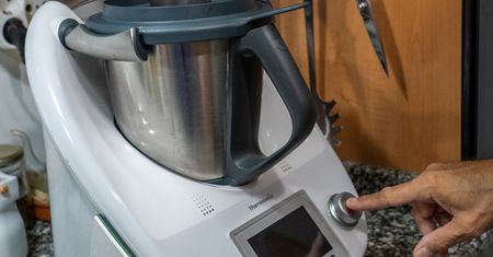 Kosztuje fortunę i skacze po całym blacie. Polacy narzekają na Thermomix