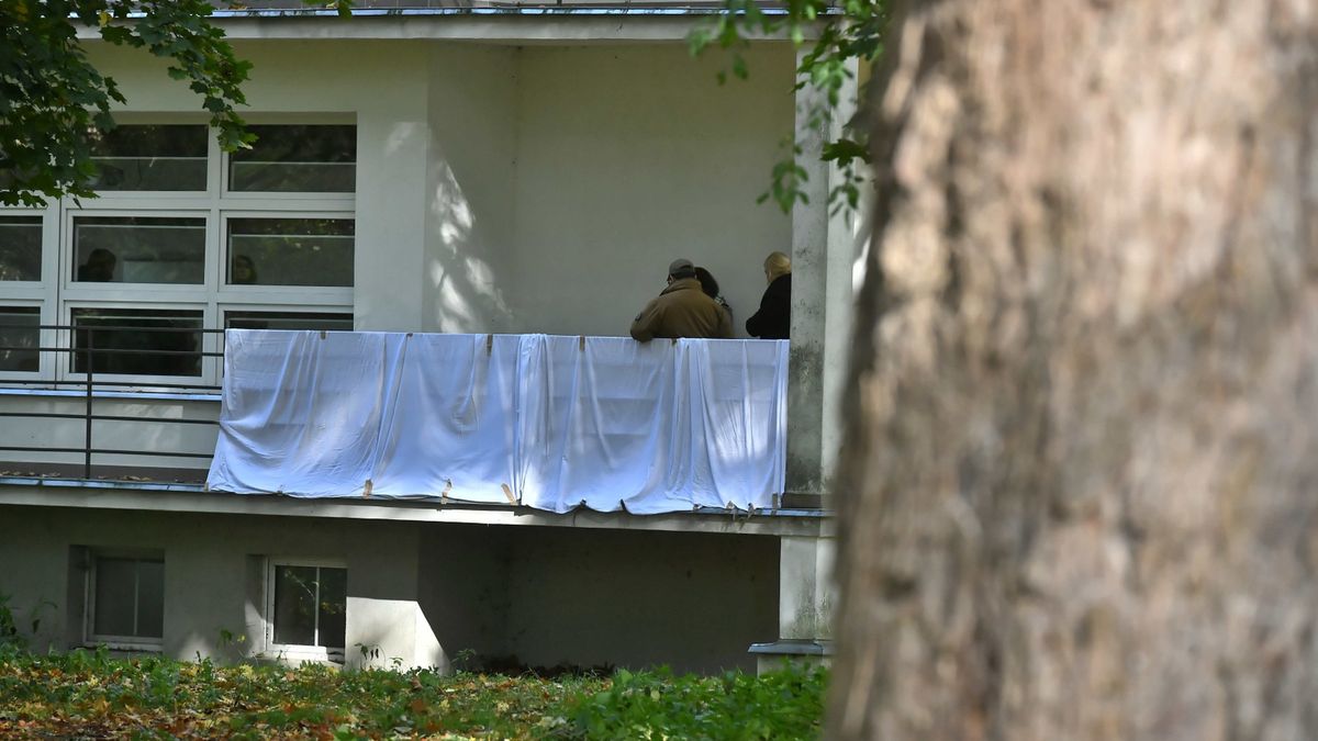 balkonAndrzej Langeakademia wychowania fizycznego, awf, balkon balkonie, cia�o, kobiety, policja, s�u�by, trup, zw�oki