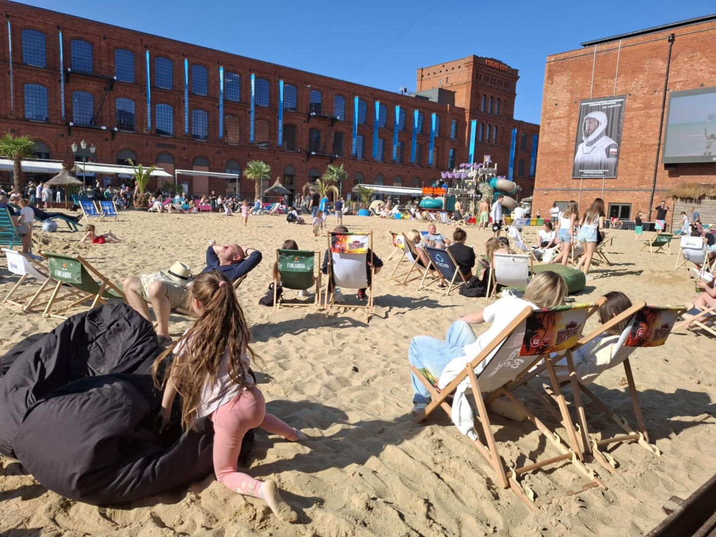Plaża na dziedzińcu Manufaktury w Łodzi