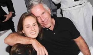 Była ostatnią dziewczyną Epsteina. Taką robi karierę