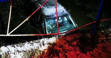 Auto z trzema osobami wpadło do rzeki. Na pomoc ruszyli policjanci