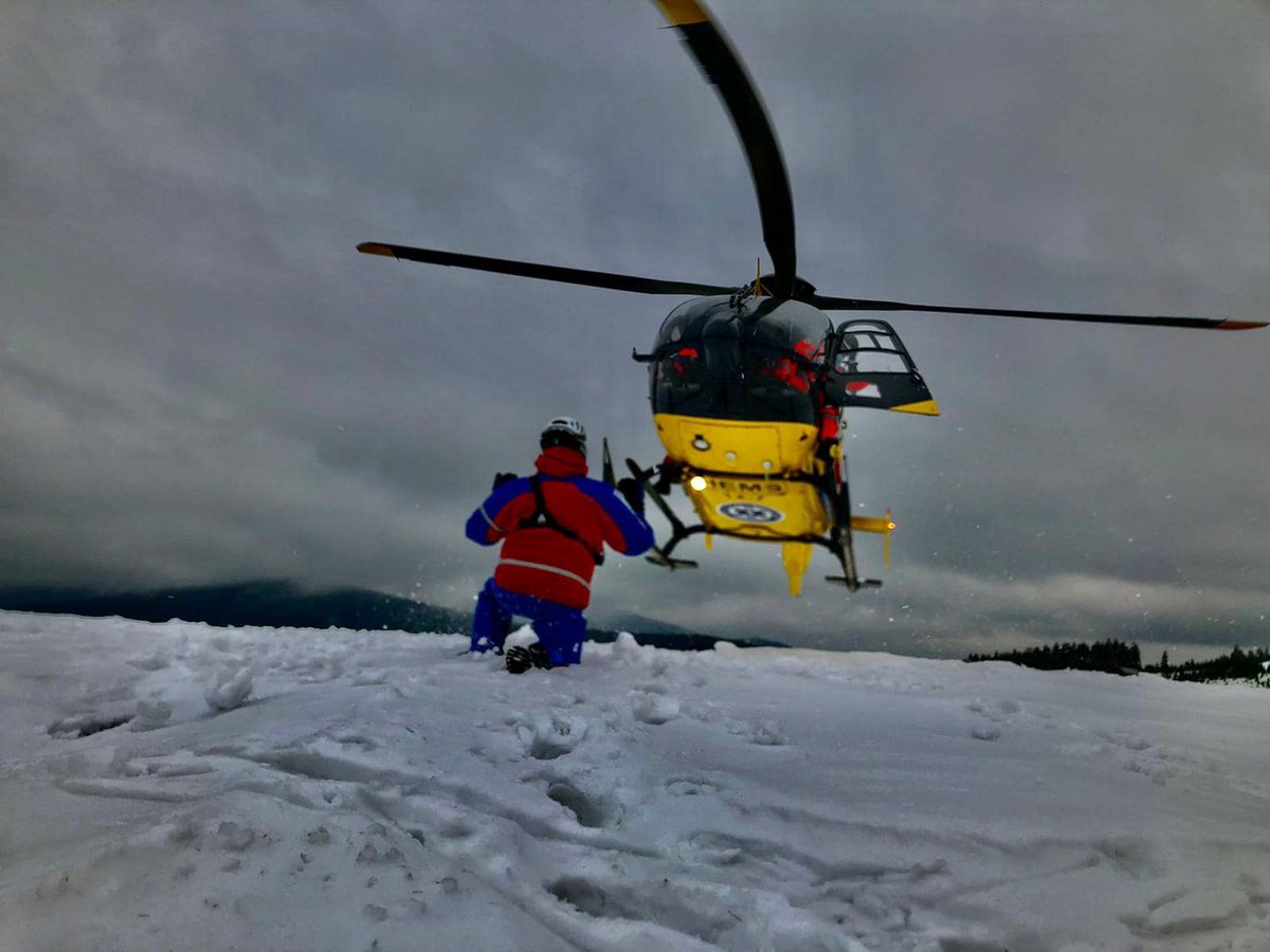 Beskidy. Helikopter LPR był potrzebny, aby przetransportować do szpitala narciarza skiturowego.
