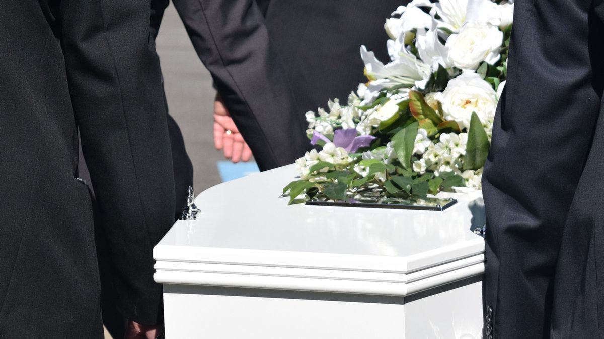 Została uznana za zmarłą. Odnaleziono ją żywą w domu pogrzebowym