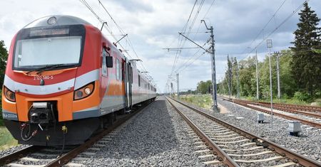Pociąg przejechał po leżącym na torach mężczyźnie. 49-latek zginął na miejscu