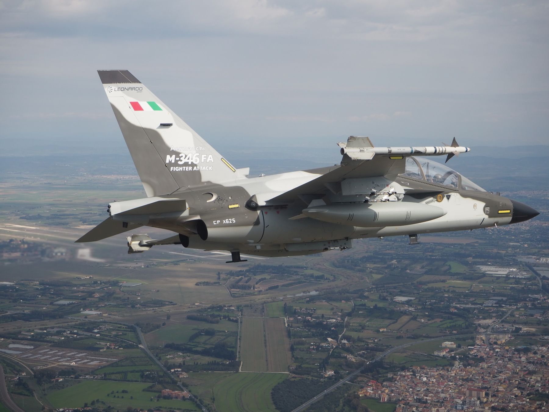 M-346FA może przenosić uzbrojenie produkcji amerykańskiej jak i europejskiej. Na zdjęciu widoczne pociski AIM-9 Sidewinder i IRIS-T