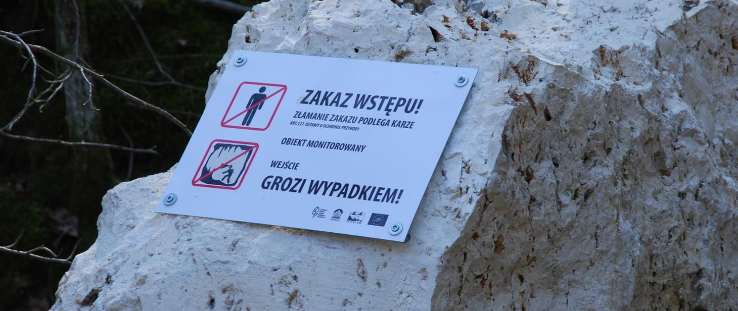 Turyści w jaskini Szachownica
