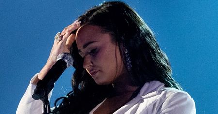 Demi Lovato padła ofiarą NAPAŚCI SEKSUALNEJ w dniu przedawkowania! "Pamiętałam, że na mnie leżał..."