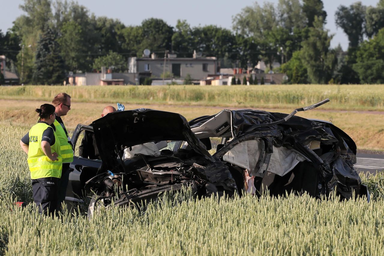 Tragiczny wypadek w Elżbietowie. Wrak auta osobowego 