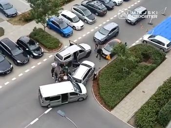 Zatrzymanie w Ursusie: auto uderzyło w nieoznakowanego busa