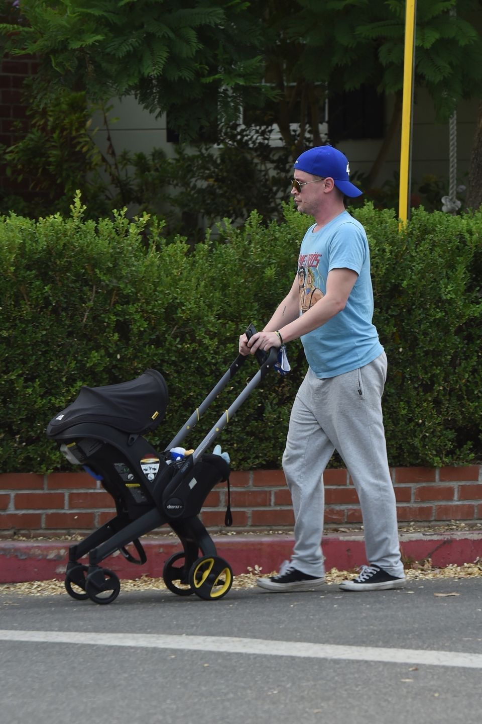 Macaulay Culkin spaceruje z synkiem po Los Angeles 