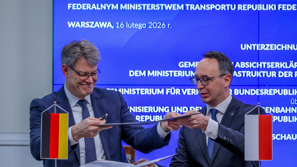 Dariusz Klimczak, Patrick Schnieder
Warszawa, 16.02.2026. Minister infrastruktury RP Dariusz Klimczak (P) oraz minister transportu Republiki Federalnej Niemiec Patrick Schnieder (L) podczas konferencji prasowej tow. podpisaniu umowy dot. współpracy kolejowej obu krajów, 16 bm. w siedzibie Ministerstwa Infrastruktury w Warszawie. (jm) PAP/Paweł Supernak
Paweł Supernak
konferencja, MI, Ministerstwo Infrastruktury, podpisanie umowy, politycy, polityk, polityka, prasowa, prasowy, transport, umowa dot. współpracy kolejowej