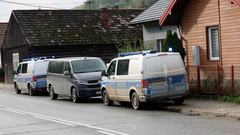 Policja w okolicy miejsca zbrodni w Barcicach