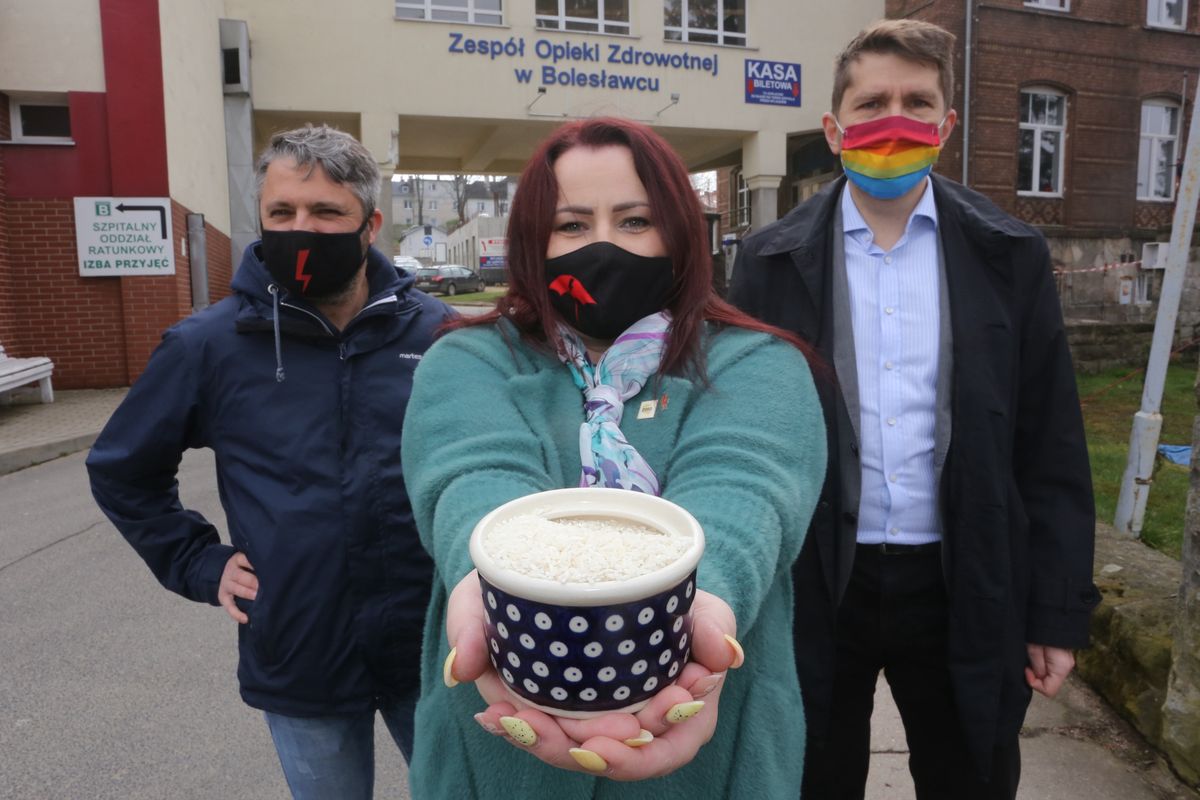 Przedstawiciele Strajku Kobiet protestujący podczas wizyty premiera Mateusza Morawieckiego w szpitalu zakaźnym w Boleslawcu.