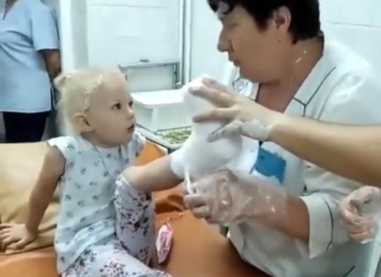 Poruszające wideo. Dziewczynka śpiewa w szpitalu hymn Ukrainy. "Niezniszczalna"