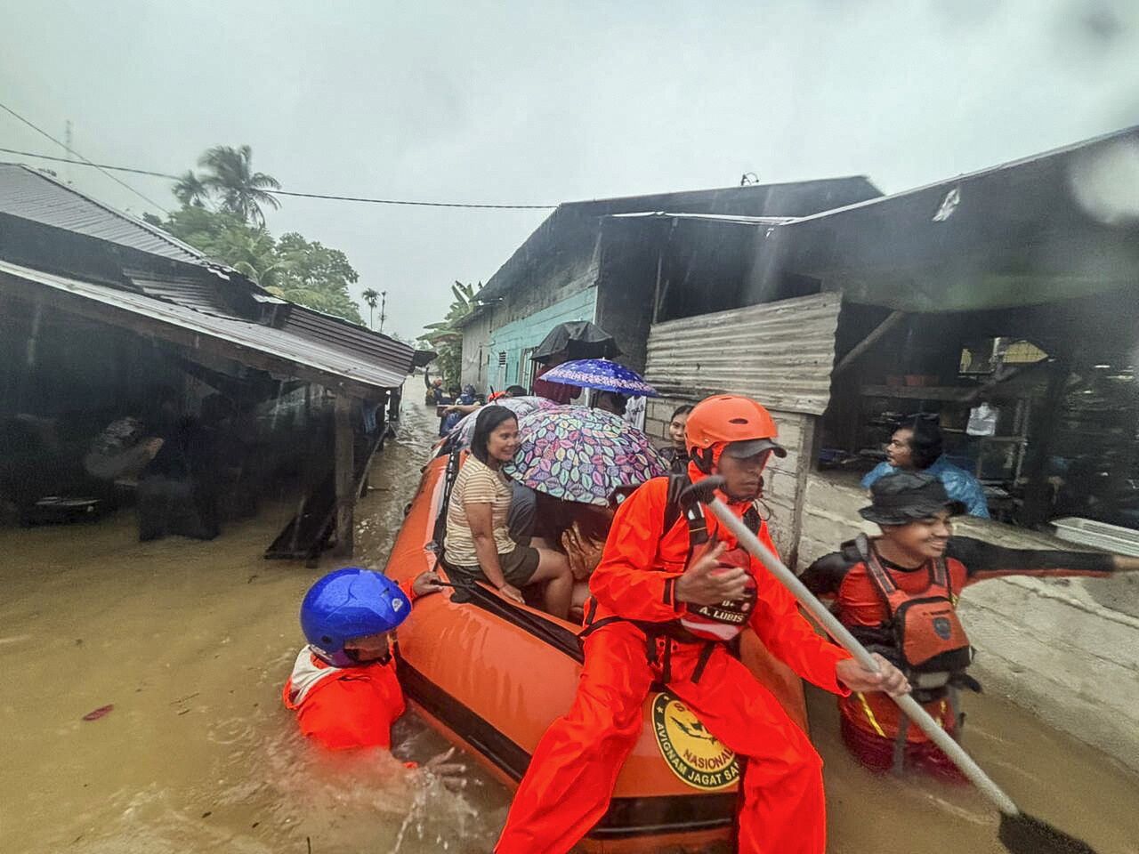 Niszczycielskie powodzie na Sumatrze. Rośnie liczba ofiar