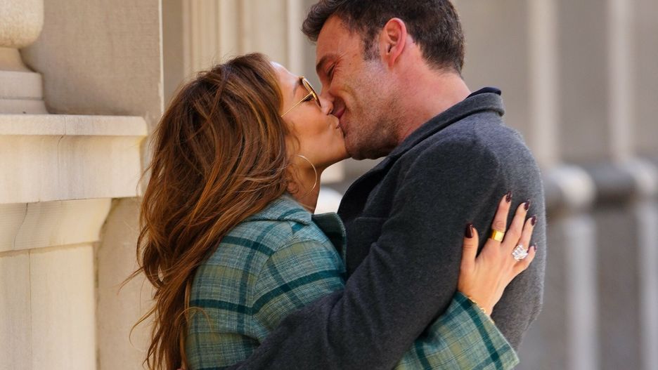 Jennifer Lopez i Ben Affleck w namiętnym uścisku przed aparatami fotoreporterów