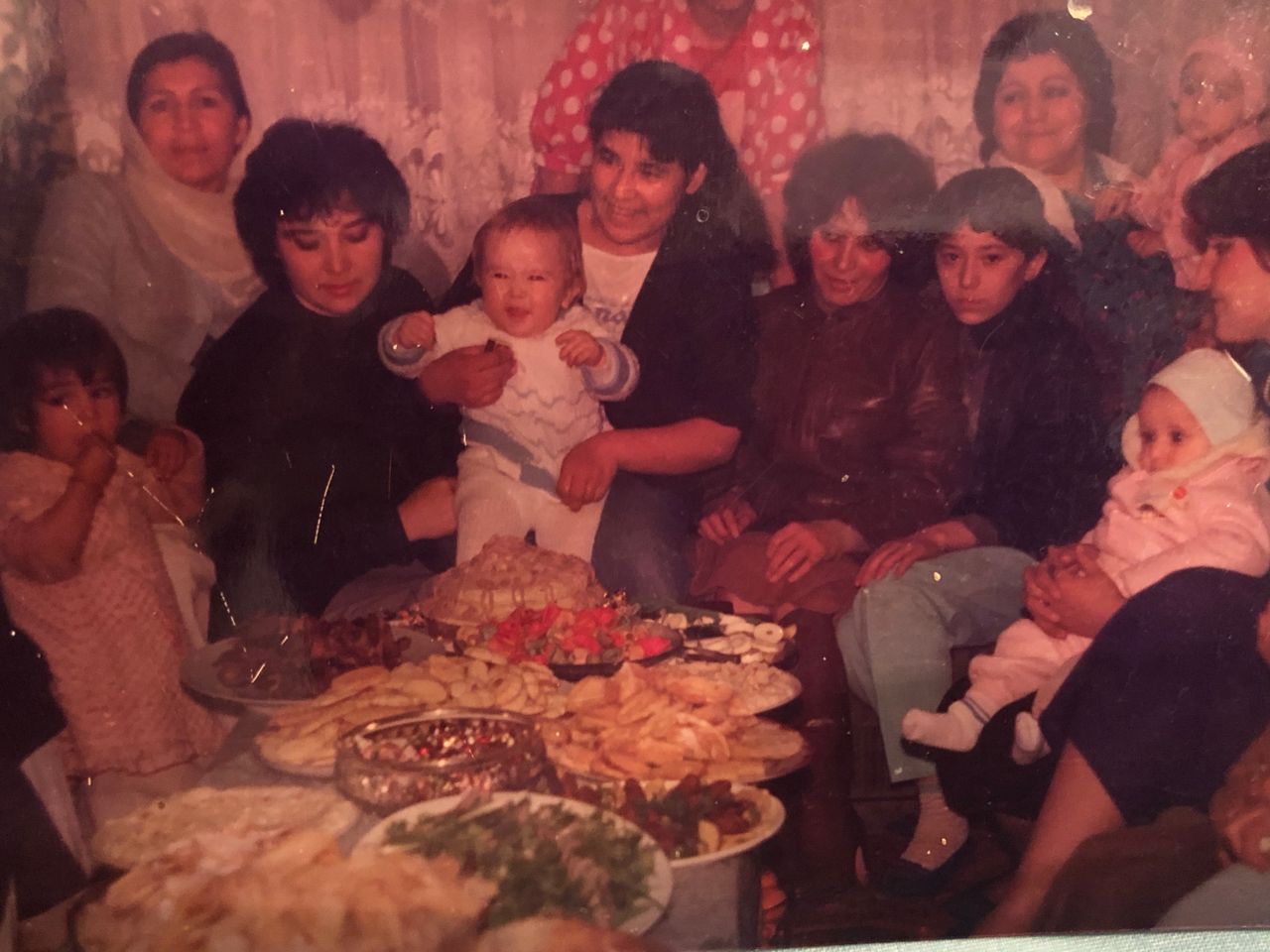 Rodzinne uroczystości familii Kargarów. Lata 90. XX w., na rękach dorosłych malutcy Frishta i Baktash