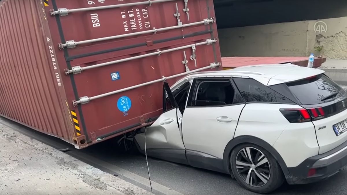 Naczepa wylądowała na masce kapitana tureckiego zespołu