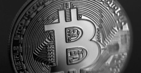 1 bitcoin to ponad 6000 dolarów - Satoshi Nakamoto wśród 250 najbogatszych ludzi