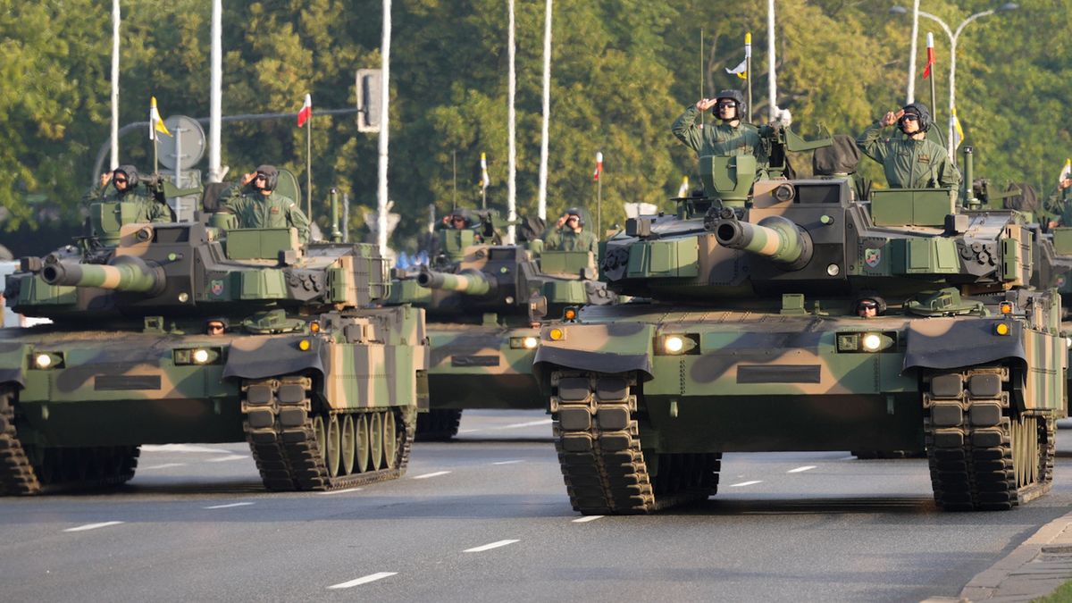 Czołgi K2 podczas przygotowań do defilady z okazji Święta Wojska Polskiego, 10 sierpnia 2025 roku