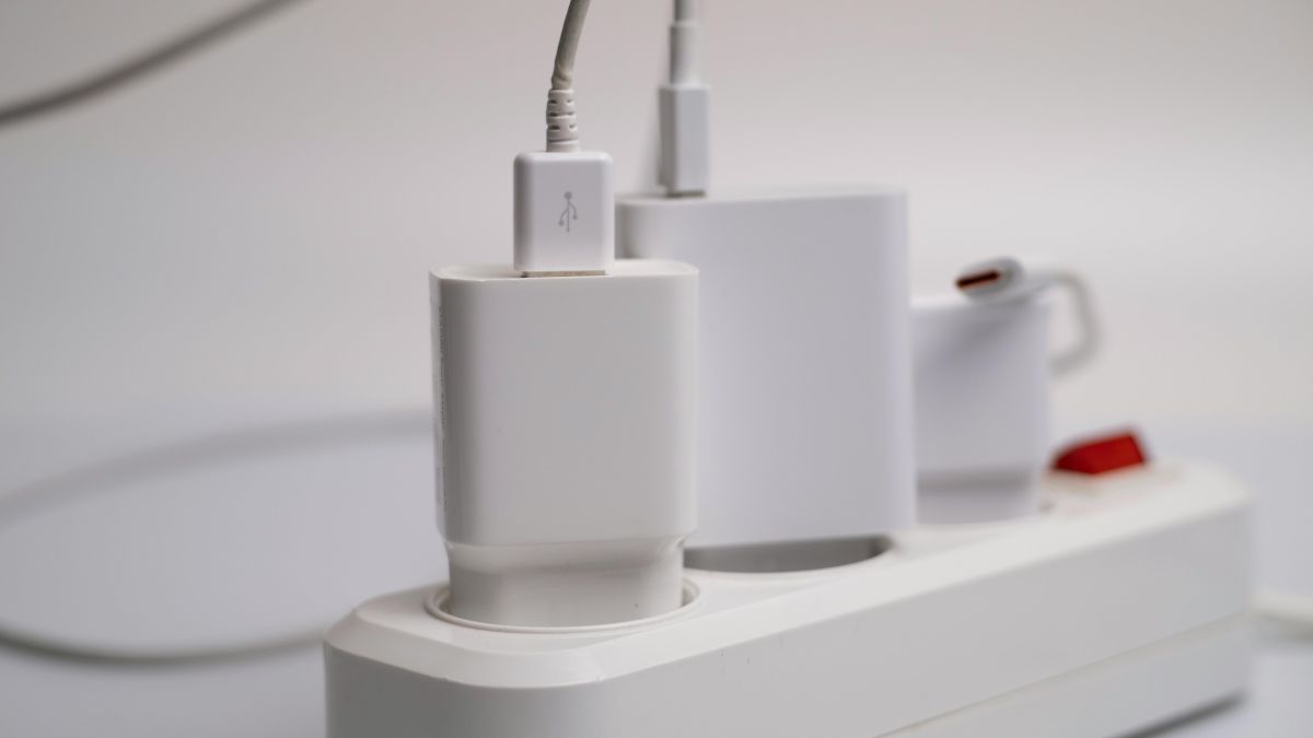 Ładowarka do telefonu podpięta do gniazdka.