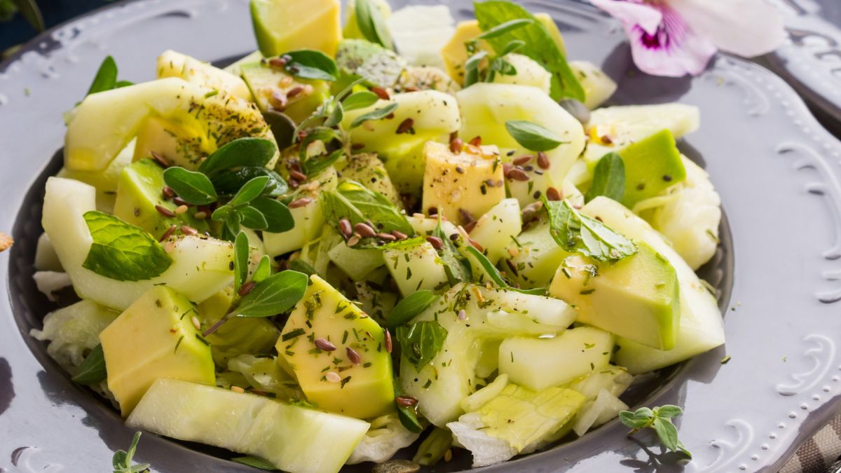 Sałatka z ogórkiem i awokado może zastąpić surówkę do obiadu