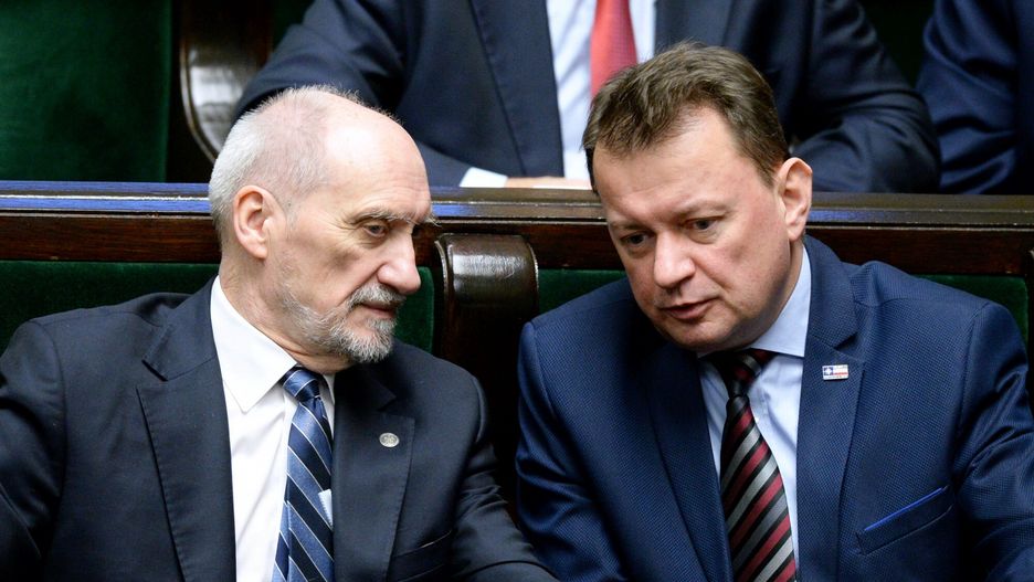 78. posiedzenie Sejmu VIII kadencjiFot. Jan Bielecki/East News, Warszawa, 15.03.2019. 78. posiedzenie Sejmu VIII kadencji. N/z posel PiS Antoni Macierewicz (L) i minister obrony narodowej Mariusz Blaszczak. JAN BIELECKI
